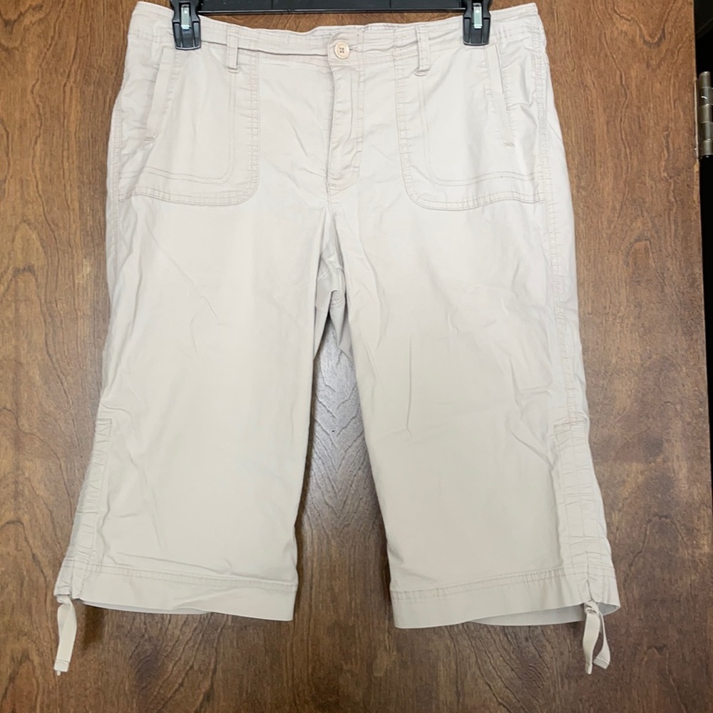 Gloria Vanderbilt khaki capris, size 14